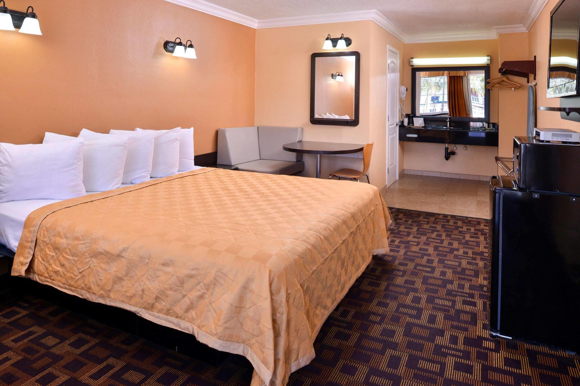 Torch Lite Inn At The Beach Boardwalk Санта-Крус Экстерьер фото
